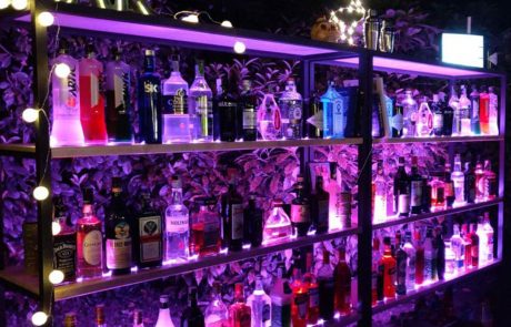 Bottigliera con distillati e liquori premium Hendrick's, Gin Mare, Pink 47 - Tuxedo Bar Catering , cocktail per i tuoi eventi open bar Bergamo